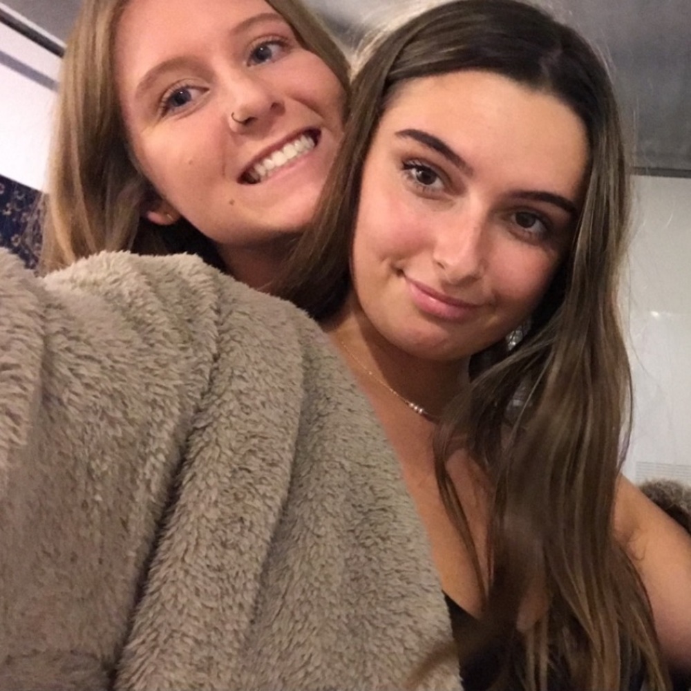 Meet your Poshers, Sydnie and Kassidy !